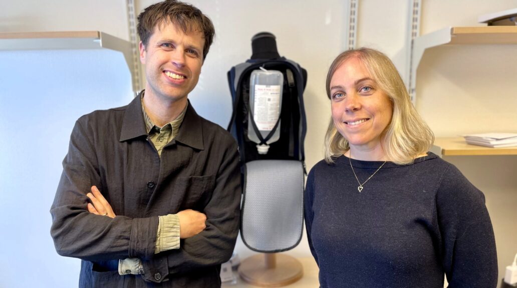 A picture from Nil Medical's office showing Martin Hanberger, CEO and founder, and the newly recruited Malin Walfridsson, COO and deputy CEO. Between the two of them, you can see the infusion vest "Nil Medical Vestpack".