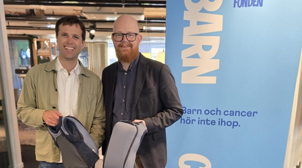 Martin Hanberger, CEO Nil Medical, and Ola Mattsson, Secretary General of the Swedish Childhood Cancer Fund, both holding the infusionvest "Vestpack",